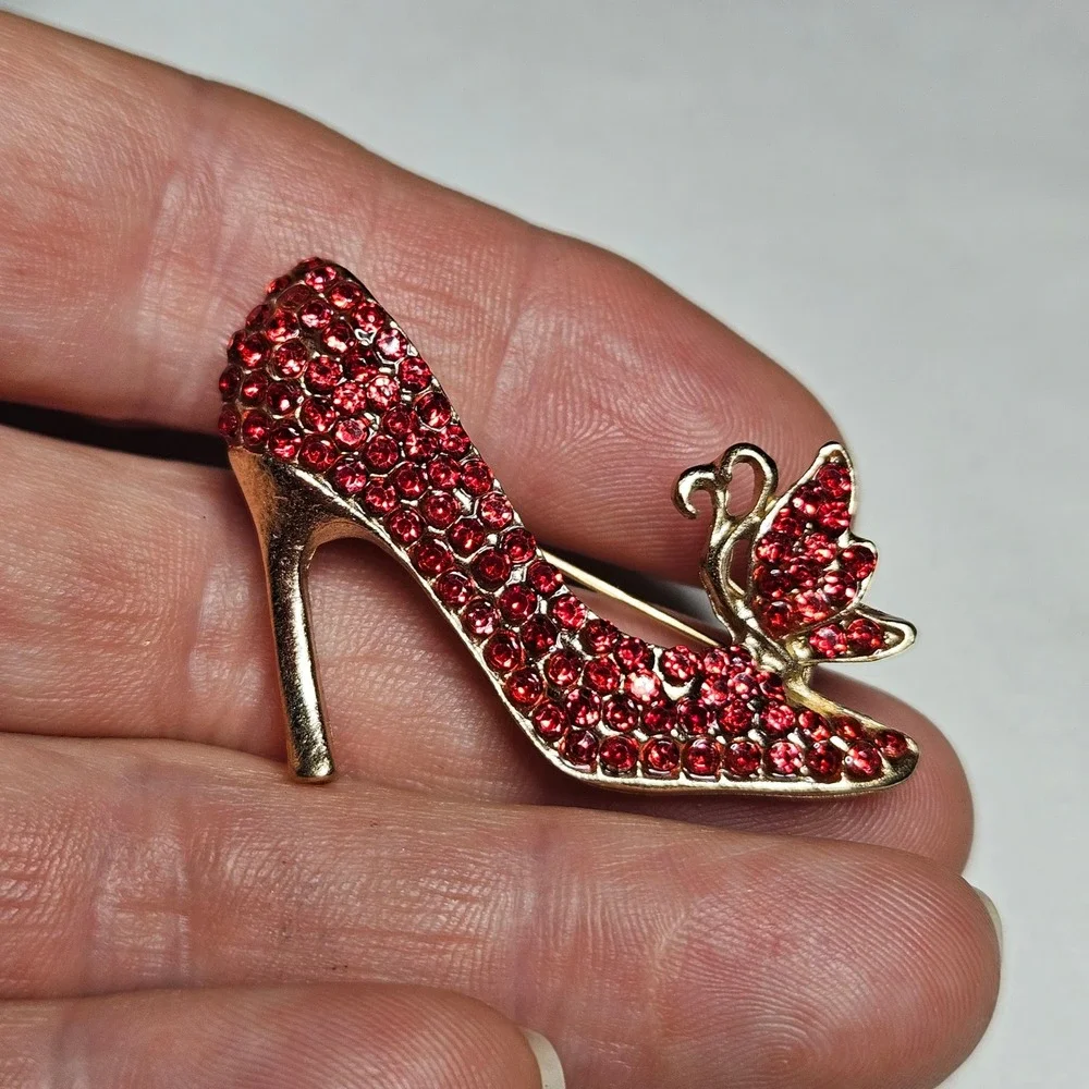 Red Rhinestone High Heel Brooch Womens OS Gold Tone Butterfly Pin Sparkly